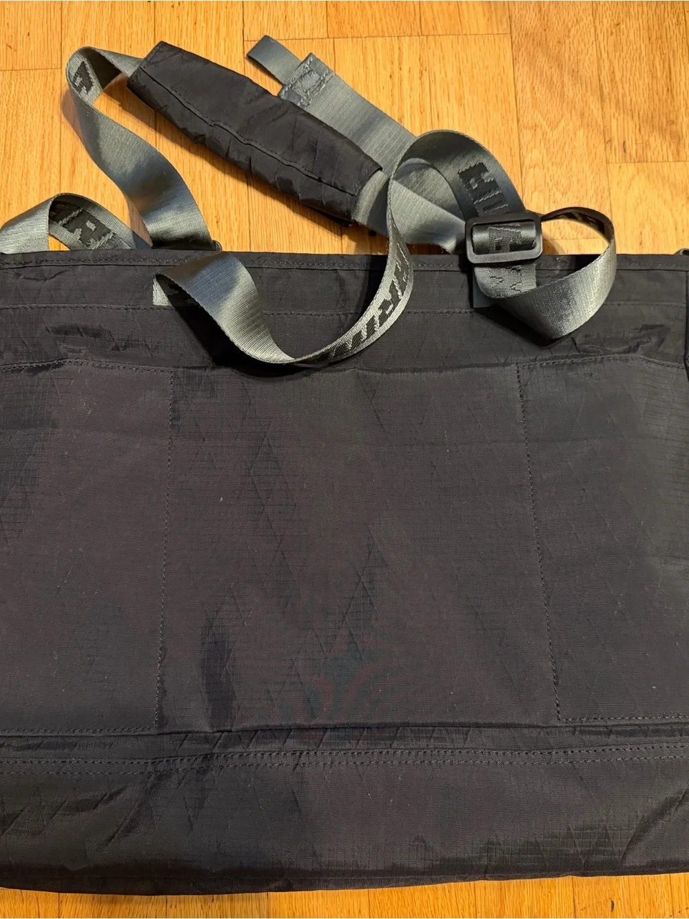 Skinarma Jager SKRM 17 in Nylon Shoulder/Messenger Bag Padded Strap Black/Gray